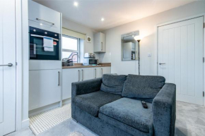 Emperor House Apt 11 Close to Stratford City Centre